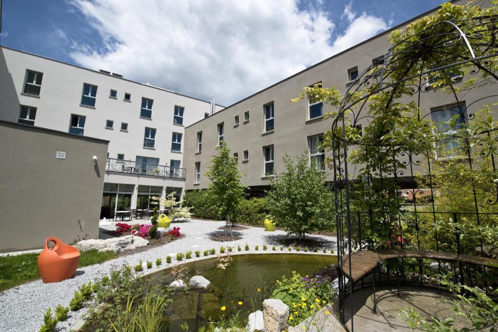 Hotel Logis Victor Hugo &